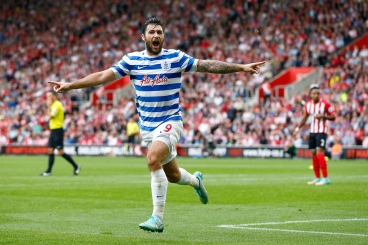 SOUTHAMPTON, ENGLAND - SEPTEMBER 27: Charlie Austin of QPR celebrates scoring their first goal during the Barclays Premier League match between Southampton and Queens Park Rangers at St Mary's Stadium on September 27, 2014 in Southampton, England.  (Photo by Julian Finney/Getty Images)